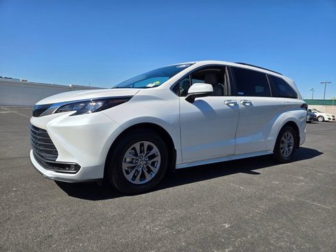 Used 2025 Toyota Sienna XLE FWD image 2