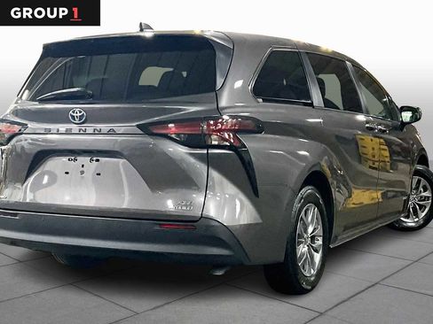 Certified 2021 Toyota Sienna XLE image 13