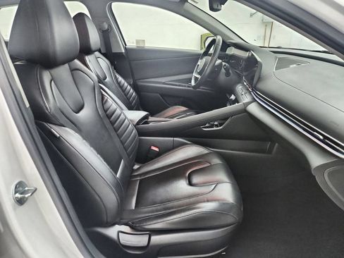 Used 2025 Hyundai Elantra Limited FWD image 35