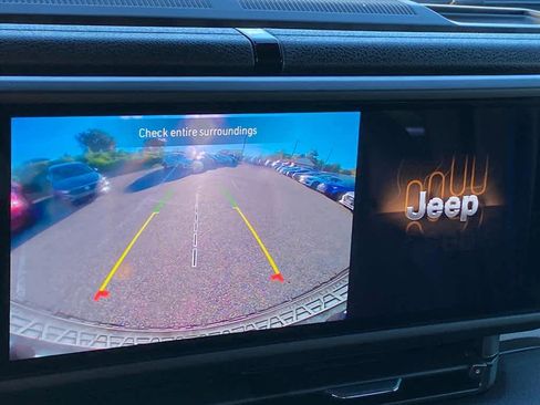 Used 2024 Jeep Wrangler Unlimited image 17