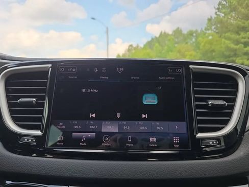 Used 2023 Chrysler Pacifica Touring-L FWD image 25