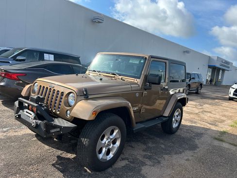 Used 2015 Jeep Wrangler Sahara w/ Dual Top Group AWD/4WD image 19