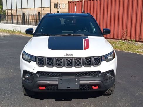 Used 2025 Jeep Compass Trailhawk AWD/4WD image 9
