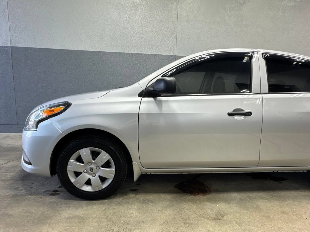 Used 2015 Nissan Versa S FWD image 3