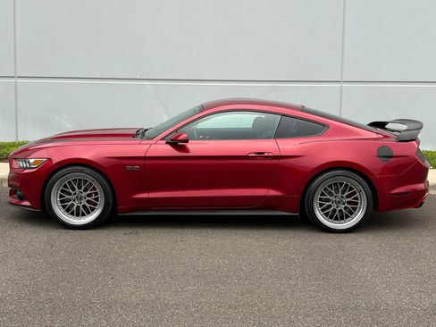 Used 2017 Ford Mustang GT RWD image 3