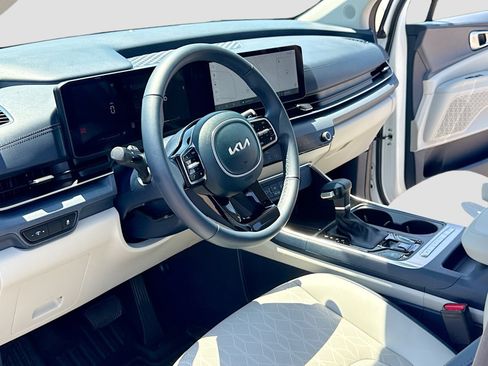 Used 2026 Kia Carnival EX FWD image 4