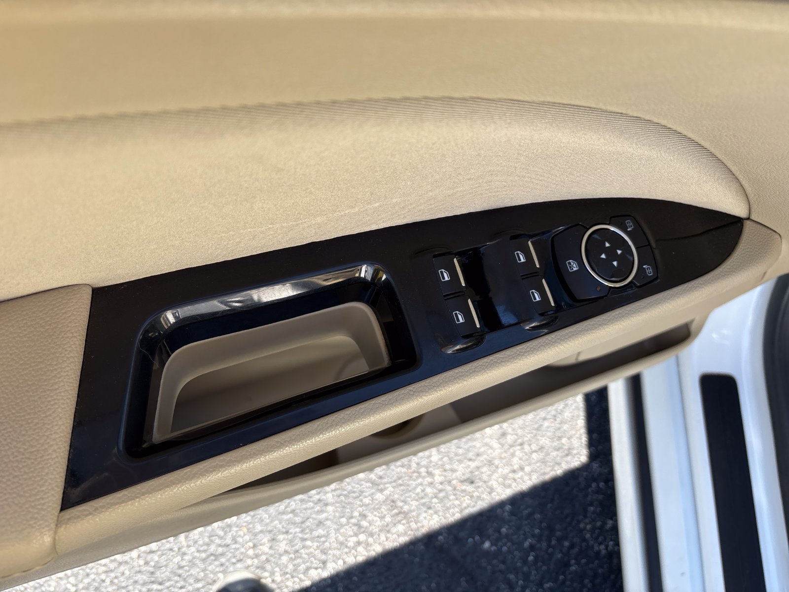 Used 2015 Ford Fusion SE FWD image 12