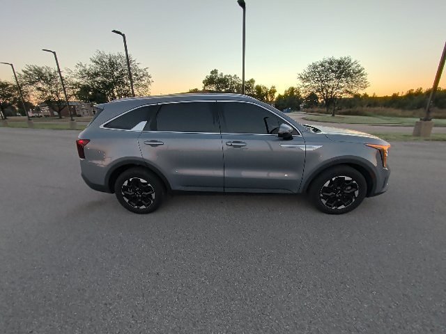 Used 2024 Kia Sorento S w/ Panoramic Sunroof Package FWD image 2