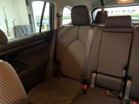 Used 2025 Toyota Highlander LE image 40