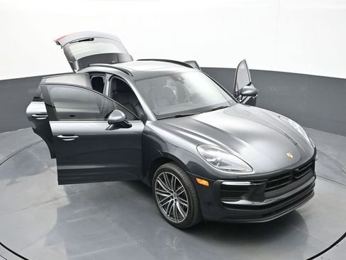 Certified 2025 Porsche Macan AWD/4WD image 33
