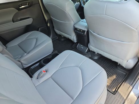 Used 2023 Toyota Highlander XLE FWD image 11