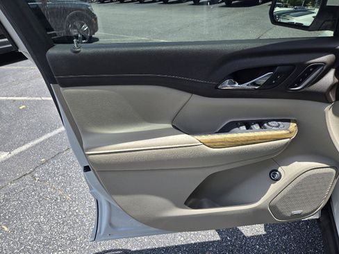 Used 2019 GMC Acadia Denali w/ Technology Package FWD image 11