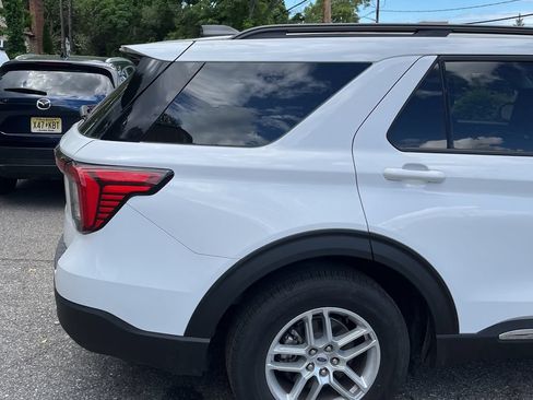 Used 2025 Ford Explorer Active AWD/4WD image 9