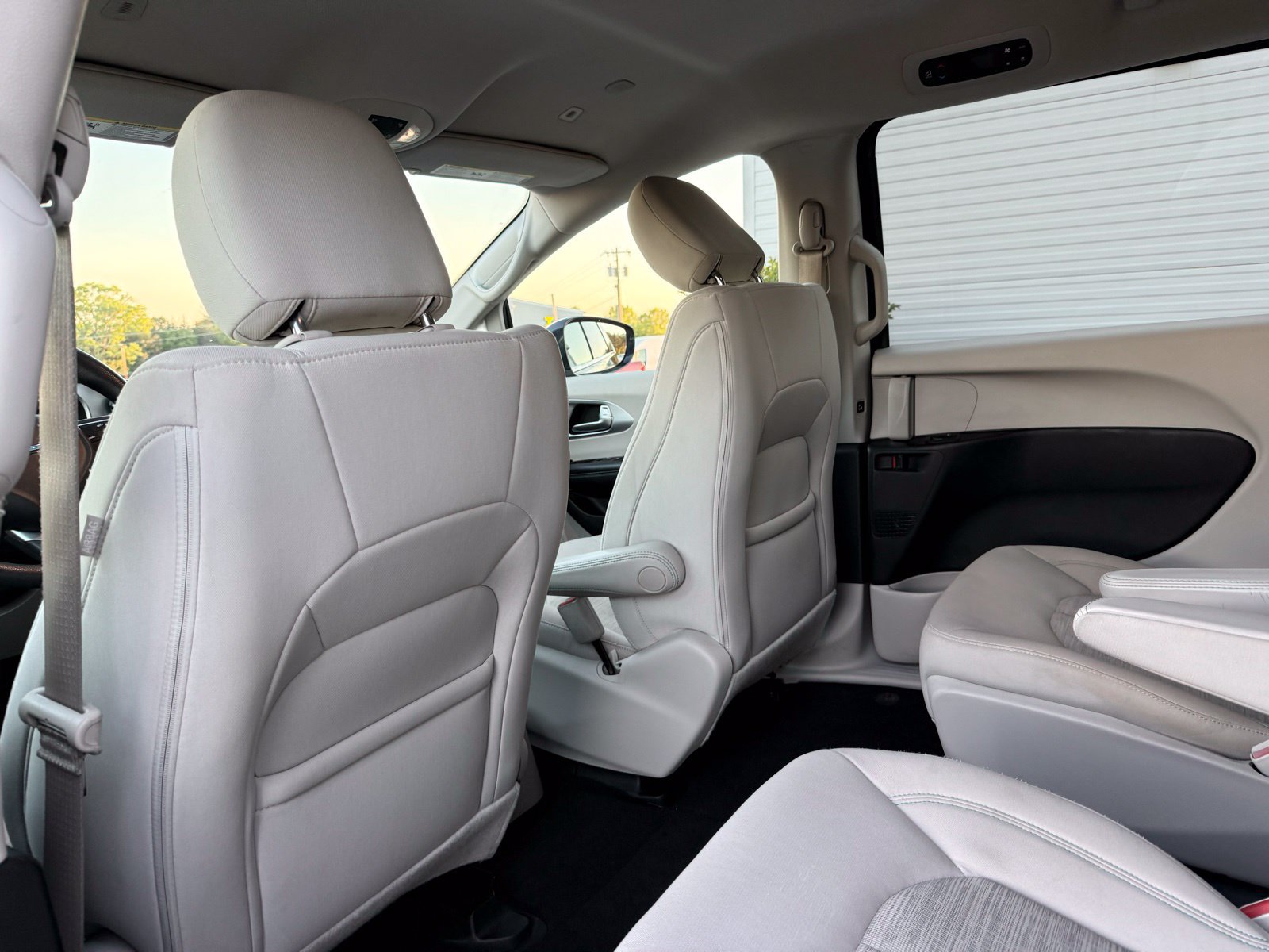 Used 2018 Chrysler Pacifica Touring Plus FWD image 20
