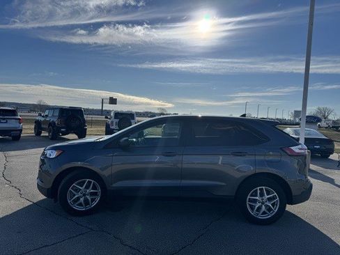 Used 2021 Ford Edge SE image 5