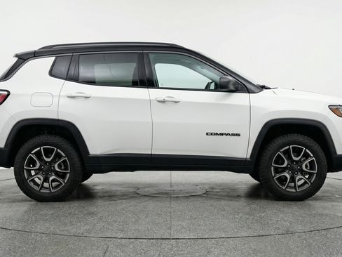 Used 2025 Jeep Compass Trailhawk AWD/4WD image 11