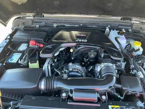 Used 2018 Jeep Wrangler Unlimited Sahara image 22