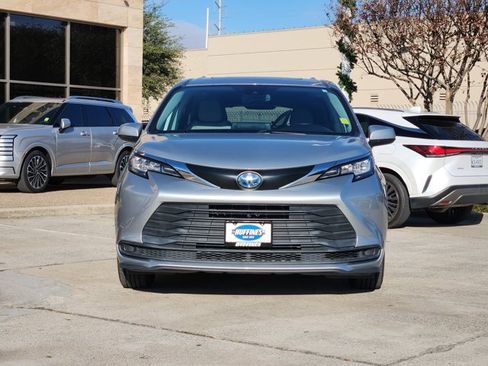 Used 2022 Toyota Sienna LE image 2