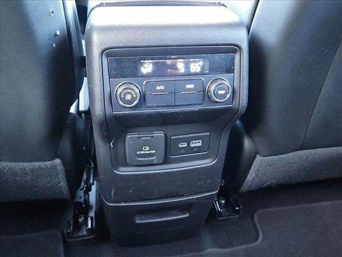 Used 2021 GMC Acadia SLT image 17