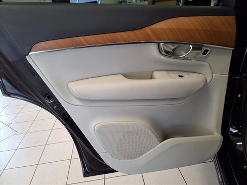 Used 2021 Volvo XC90 T6 Momentum w/ Climate Package image 18