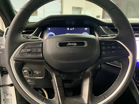 Used 2025 Jeep Grand Cherokee Limited w/ Black Appearance Package AWD/4WD image 16