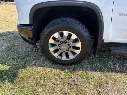 Used 2025 Chevrolet Silverado 2500 Custom w/ Custom Value Package image 9