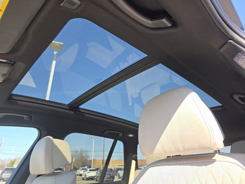 Used 2021 BMW X5 M50i image 10