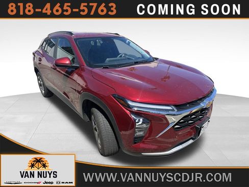 Used 2025 Chevrolet Trax LT FWD image 1
