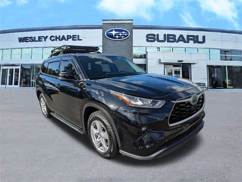 Used 2020 Toyota Highlander LE image 2
