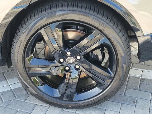 New 2025 Land Rover Discovery Metropolitan Edition AWD/4WD image 12