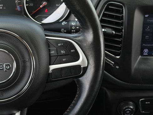 Used 2018 Jeep Compass Latitude w/ Popular Equipment Group FWD image 16