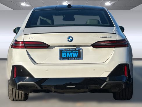 Used 2025 BMW i5 xDrive40 image 9