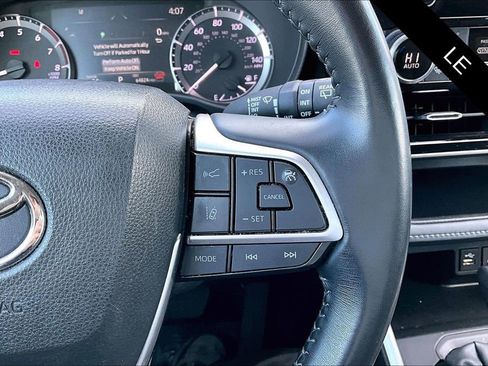 Used 2024 Toyota Highlander LE image 12