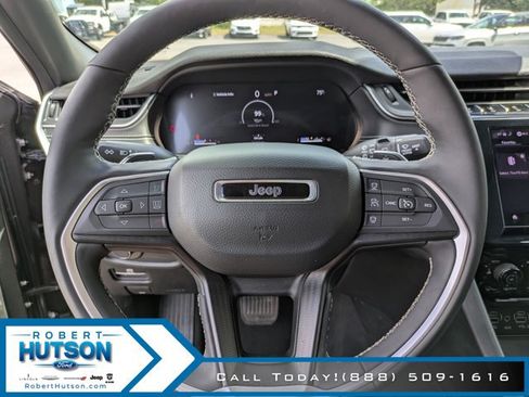 Used 2025 Jeep Grand Cherokee Altitude AWD/4WD image 18
