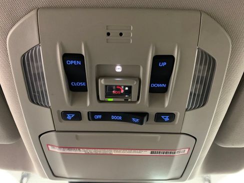 Used 2022 Toyota Highlander Limited FWD image 35
