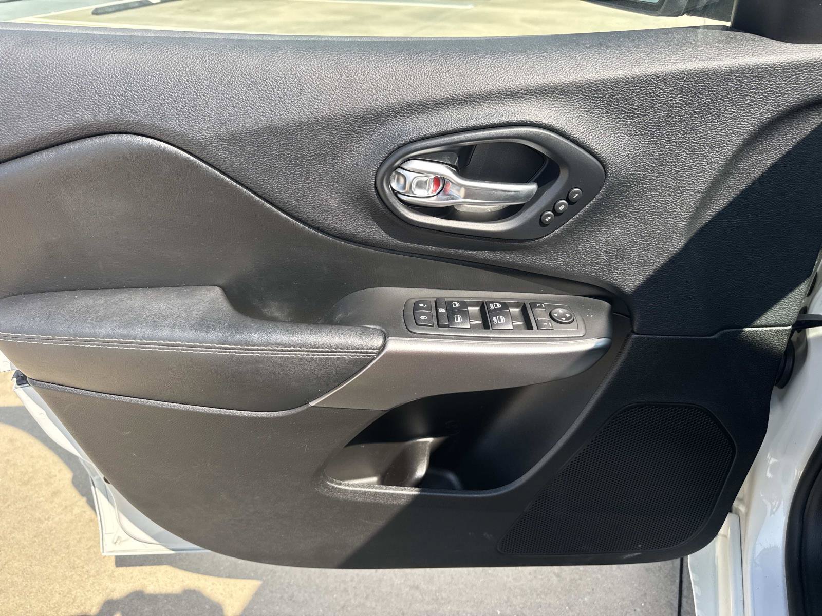 Used 2019 Jeep Cherokee Overland w/ Technology Group AWD/4WD image 19