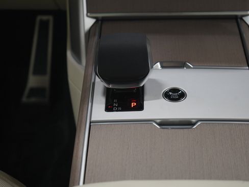 Used 2025 Land Rover Range Rover SE AWD/4WD image 16