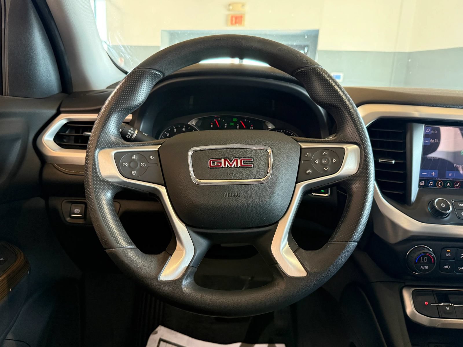 Used 2022 GMC Acadia SLE w/ Driver Convenience Package FWD image 16
