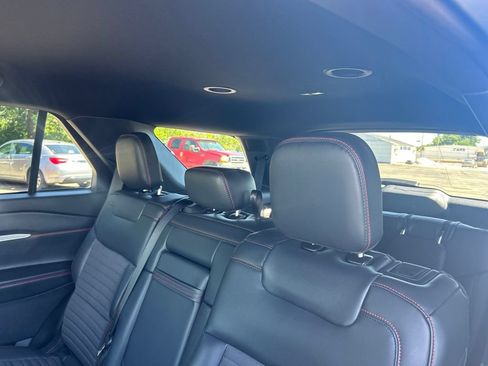 Used 2025 Ford Explorer ST-Line w/ ST-Line Street Pack AWD/4WD image 32