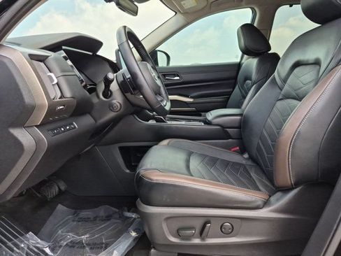 Used 2023 Nissan Pathfinder Platinum w/ Cargo Package FWD image 9