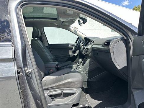 Used 2018 Volkswagen Tiguan SE w/ Panoramic Sunroof Package image 16