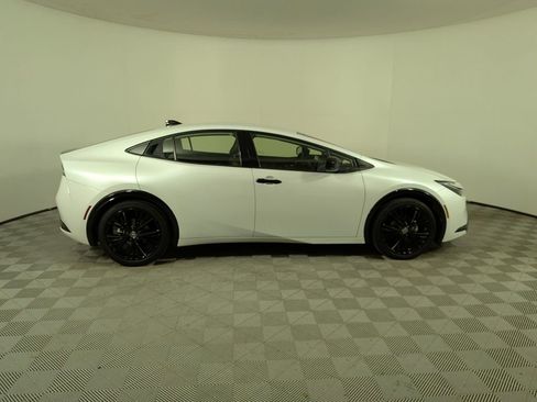 Used 2025 Toyota Prius FWD image 2