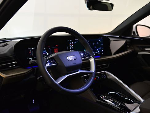 Certified 2025 Audi Q5 Premium w/ Convenience Package image 3