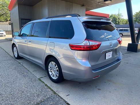 Used 2017 Toyota Sienna XLE FWD image 2