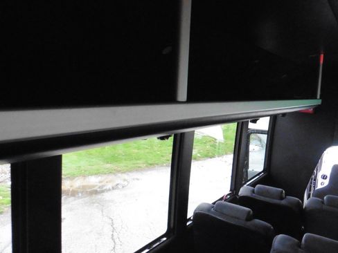 Used 2011 Ford E-450 and Econoline 450 Super Duty w/ Shuttle Bus Prep Pkg image 23