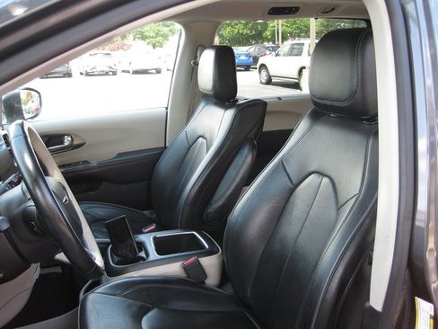 Used 2018 Chrysler Pacifica Limited FWD image 25