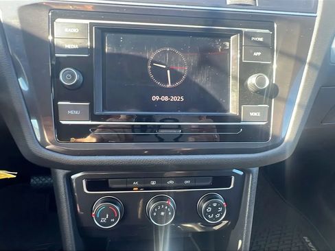 Used 2020 Volkswagen Tiguan S image 18