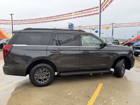 Used 2025 Ford Expedition Active RWD image 4