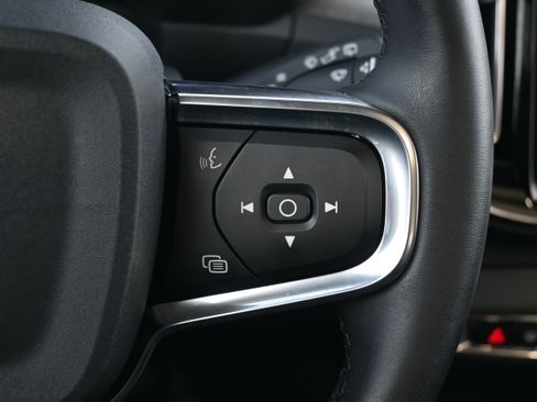 Used 2025 Volvo XC40 B5 Core image 30