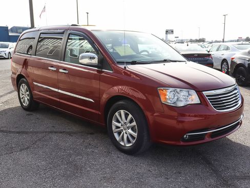 Used 2016 Chrysler Town & Country Limited Platinum image 3
